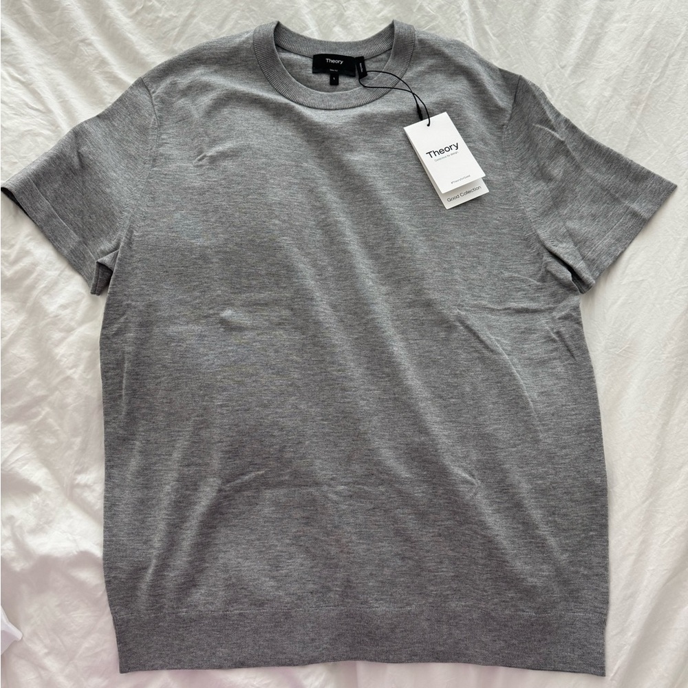Theory T shirt NWT and the gift box !